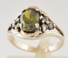 Ezüst(Ag) gyűrű, zöld kővel, jelzett, méret: 53, bruttó: 3,3 g