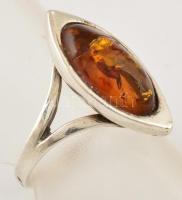 Ezüst(Ag) borostyánnal díszített gyűrű (borostyánon kis repedés), jelzett, méret: 51, bruttó: 3,7 g