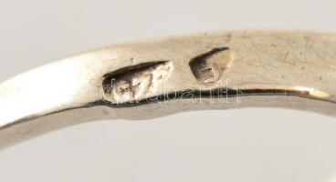 Ezüst(Ag) borostyánnal díszített gyűrű (borostyánon kis repedés), jelzett, méret: 51, bruttó: 3,7 g