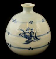 Jelzett japán kis váza, kézzel festett, apró kopásnyomokkal, m: 9,5 cm