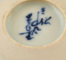 Jelzett japán kis váza, kézzel festett, apró kopásnyomokkal, m: 9,5 cm