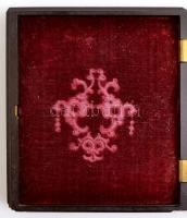 cca 1850 Daguerrotípia dekoratív faragott fa tokkal. 9x10 cm