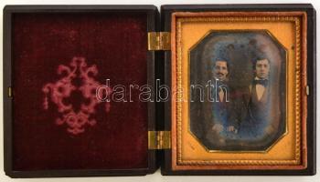 cca 1850 Daguerrotípia dekoratív faragott fa tokkal. 9x10 cm