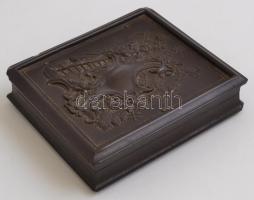 cca 1850 Daguerrotípia dekoratív faragott fa tokkal. 9x10 cm
