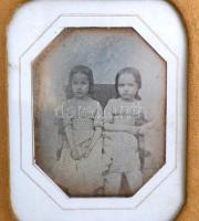 cca 1850 Két kislány. Daguerrotípia. 6x8 cm Üvegezett asztali keretben