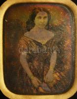 cca 1850 Legyezős hölgy Daguerrotípia. 7,5x10 cm Üvegezett, faragott fa asztali keretben