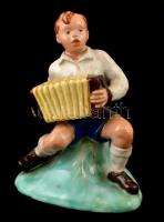 Tangóharmonikás fiú, kézzel festett mázas kerámia, m:14 cm
