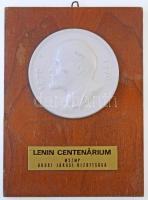 1970. Lenint ábrázoló porcelán plakett fa talpon, akasztóval LENIN CENTENÁRIUM MSZMP BUDAI JÁRÁSI BIZOTTSÁGA (91mm) T:1-