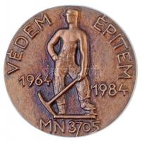 1984. Védem - Építem 1964-1984 MN 3705 a budapeti 150. Közlekedési Műszaki Dandár egyoldalas, öntött Br plakettje, tokban (60mm) T:1-