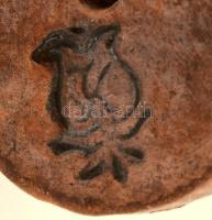 K jelzéssel: Lány edénnyel (gyertyatartó), cserép, apró kopásnyomokkal, m: 17 cm