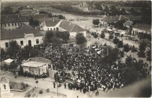 ~1930 Mélykút, Katolikus Nagygyűlés a főtéren. A templomból fényképezve. Deutsch Béla photo