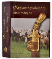 Botos László (szerk.): Magyarságtudományi Tanulmányok. Bp., 2008, HUN-idea. 2. javított kiadás. Csajághy György, Cser Ferenc, Darai Lajos, Érdy Miklós, Harangozó Imre, Molnár V. József, Obrusánszky Borbála, Poór Miklós és mások tanulmányaival. Kiadói kemény papírkötés, kiadói papír védőborítóban.