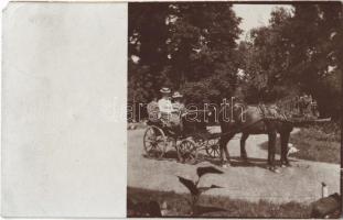 1907 Szendrőlád, előkelő család kocsikázni indul hintóval. photo (EM)