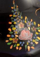 cca 1920 fújt talpas pohár, kézzel festett, több rétegű, kopott, m: 18 cm