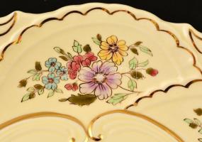 Zsolnay virág mintás falitányér, kézzel festett, jelzett, máz alatti hajszál repedésekkel, d:29,5 cm