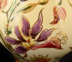 Zsolnay virág mintás váza, kézzel festett, jelzett, apró kopásnyomokkal, m:18 cm