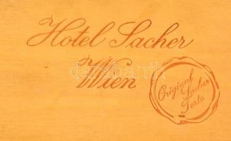 2 db Sacher torta fadoboz 15x15x5 cm, 24x24x6,5 cm és egy nyomtatvány a torta történetéről