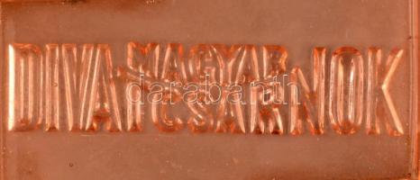 cca 1930 Magyar Divatcsarnok feliratos üveg hamutartó, apró lepattanásokkal az alján 12x12 cm