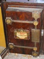 1867-es Wertheim páncélszekrény: 5 pontos zárszerkezettel, külön belső kis rekesszel, 2 garnitúra kulccsal, kb 400 kg. (Riasztó érzékelőnek hely előkészítve) Mérete: 61x58x82cm. (A szekrény Debrecenben található, a szállításról a vevőnek kell gondokodnia)