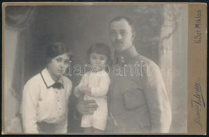 cca 1914 Dr. László Dezső és felesége, keményhátú fotó Lőrincz István gyergyószentmiklósi műterméből, 11×17 cm