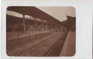 ~1916 Bukarest, Bucharest, Bucuresci; frontra induló katonák a vasútállomáson, vonat / WWI military, soldiers departing to the front, railway station with train. photo