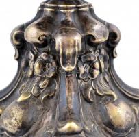 2 db régi fém gyertyatartó Henninger üzeméből, jelzett, kopásokkal, m: 19 cm