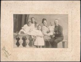 1905 Éder Győző/Viktor (1890-1980) huszár százados családi fényképe kartonon 29x22 cm