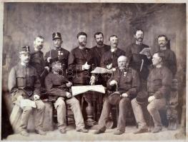 1888 Éder Pál (1849-1916) cs. és kir. főhadnagy és katonatársai csoportkép fotó kartonon 39x32 cm