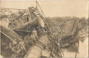 1916 Felrobbantott Visztula híd vasúti kocsikkal Novo-Georgyevszknél / WWI K.u.K. (Austro-Hungarian) military, destroyed Vistula river bridge near Novogeorgievsk (Modlin). photo (EK)