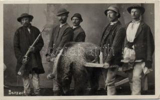 Hunters in Borszék (Borsec) with bear