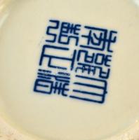 Jelzett kínai váza, matricás, apró kopásnyomokkal, m: 17,5 cm