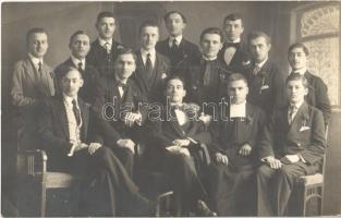 1915 Szatmárnémeti, Szatmár, Satu Mare; diákok rózsával a zakójukon. Friss Lenke felvétele, hátoldalon aláírások / students with roses on their jackets. Signatures on the backside, photo (EB)