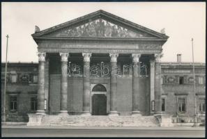 Amerigo Tot(1909-1984): aláírása Műcsarnokot ábrázoló képeslapon