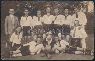 1920 Futballcsapat fényképe, 8,5×13,5 cm