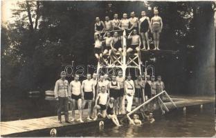 1931 Tata, Tóvárosi uszoda, iskola úszóvizsgája, csoportkép az ugrótoronynál, katonák / Hungarian swimming exam. photo (fl)