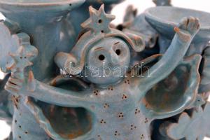 Csavlek Etelka (1947-): Angyalkás gyertyatartó. Festett mázas kerámia, jelzett, mázkopásokkal, készí...