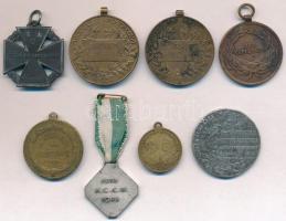 8db-os vegyes érem és kitüntetés tétel, főleg katonai témában, közte "Károly-csapatkereszt"...