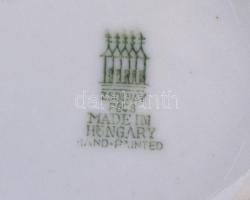 Zsolnay váza (plasztikus kohász figurákkal), fehér mázas, jelzett, hibátlan, m: 20,5 cm