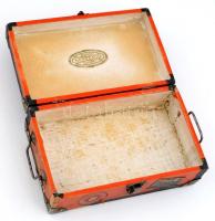 Gerbeaud budapesti szállodák címkéjét tartalmazó csatos kis fa börönd formájú bonbonos doboz 18x11x7...