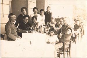 1914 Crikvenica, Cikrvenica; úri társaság ebéd közben katonákkal / lunch with soldiers. Atelier Jos. Kolarik, photo