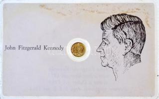 Amerikai Egyesült Államok DN John F. Kennedy Au modern mini pénz laminált díszcsomagolásban (0.2g/0.333/11mm) T:BU USA ND John F. Kennedy Au modern mini coin, laminated (0.2g/0.333/11mm) C:BU