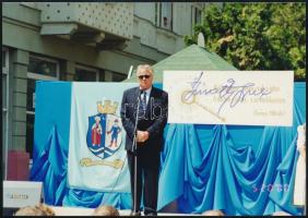 2000 Zsivótzky Gyula (1937-2007) olimpiai bajnok atléta aláírása egy őt ábrázoló fotón, Kiskunfélegyházán, díszpolgárrá avatásán, 9x12 cm
