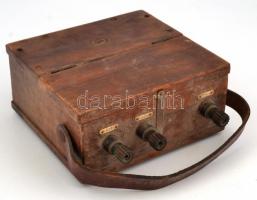 Régi voltmérő, 17×17×8 cm