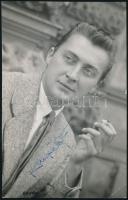 Kárpáthy Zoltán (1921-1967) színész aláírása az őt ábrázoló fotón