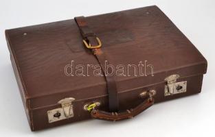 26 darabos utazóóra gyűjtemény, rádióba épített  egy darab, agancsnyeles vadászkés. Bőr aktatáskában