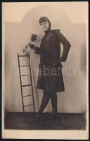 cca 1930 Kéményseprőnek öltözött nő fotója, fotólap Diskay műterméből, 13,5×8,5 cm