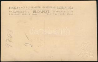 cca 1930 Kéményseprőnek öltözött nő fotója, fotólap Diskay műterméből, 13,5×8,5 cm