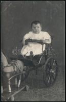 cca 1900 Gyermek kiskocsiban, fotólap, 14×8,5 cm