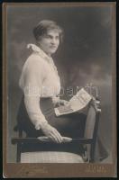 cca 1910 Hölgy érdekes újsággal, keményhátú fotó, 14×9 cm