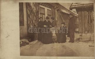 1908 Podolin, Podolínec (Szepes, Zips); családi csoportkép télen / family group photo in winter